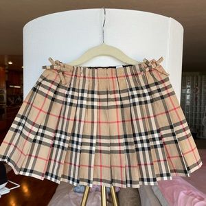 💯 Burberry skirt Size 4y